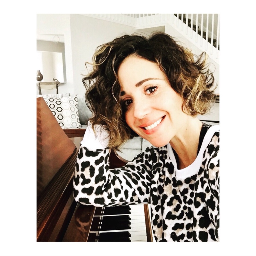 Meet your Posher, Dani Nicole 🖤🎹🌹